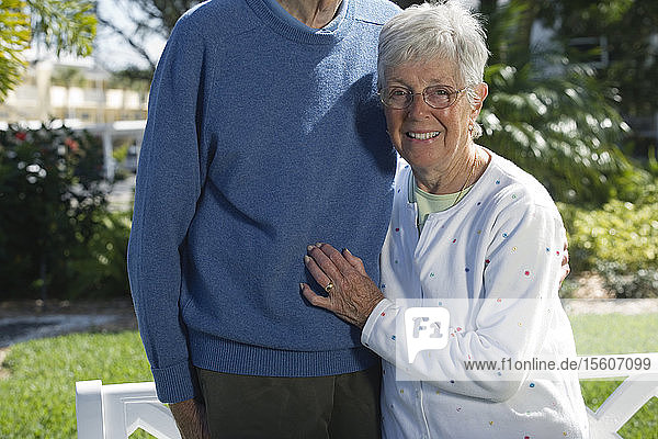 Blick auf ein älteres Ehepaar.