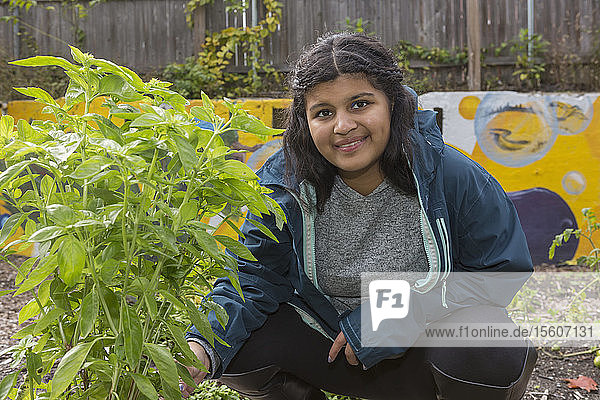 Teenager mit Autismus und ihr Garten