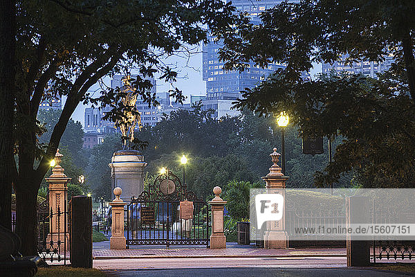Boston Public Garden in der Abenddämmerung  Arlington Street  Boston  Massachusetts  USA