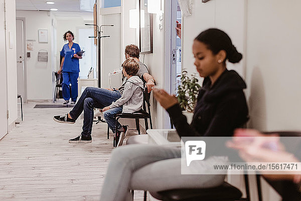 Männliche und weibliche Patienten warten im Korridor des Krankenhauses