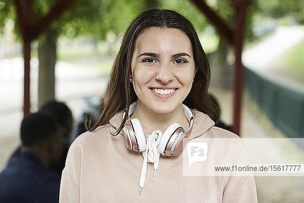 Porträt eines lächelnden weiblichen Teenager-Mädchens im Park