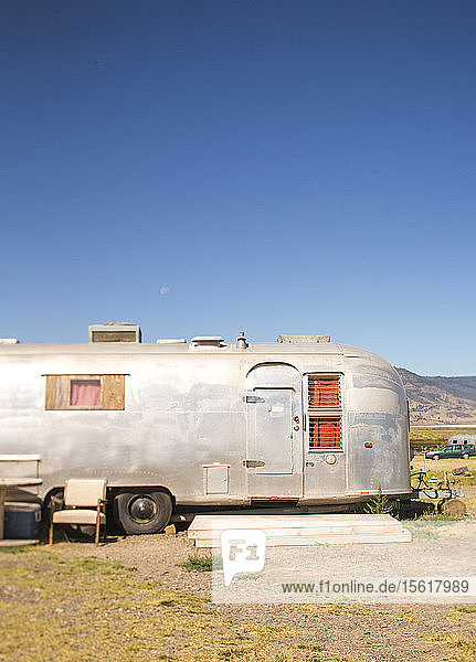 Seitenansicht eines einzelnen Wohnwagens in der Wüste unter klarem Himmel  Summer Lake  Oregon  USA
