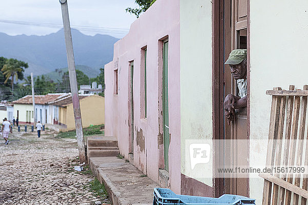 Ein schwarzer Mann hängt von ihrem Haus in Trinidad  Kuba ab