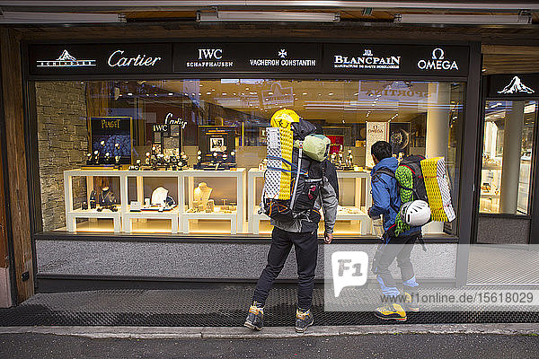 In der Bahnhofstrasse in Zermatt ist für jeden Geldbeutel etwas dabei  aber im Laufe der Jahre sind die Luxusgeschäfte  vor allem mit teuren Uhren und Schmuck  explodiert.