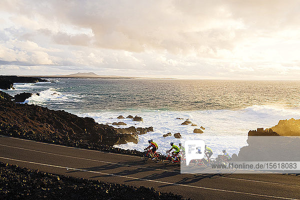 Gruppe von Radfahrern auf der Küstenstraße  Timanfaya-Nationalpark  Lanzarote  Kanarische Inseln  Spanien