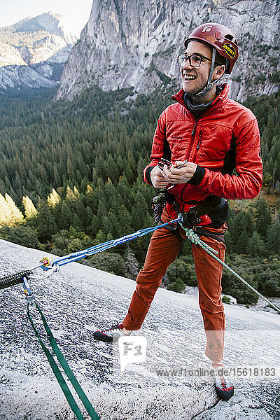 Ein Kletterer auf dem Gipfel der 2. Seillänge von The Grack (5.6) im Yosemite Valley.
