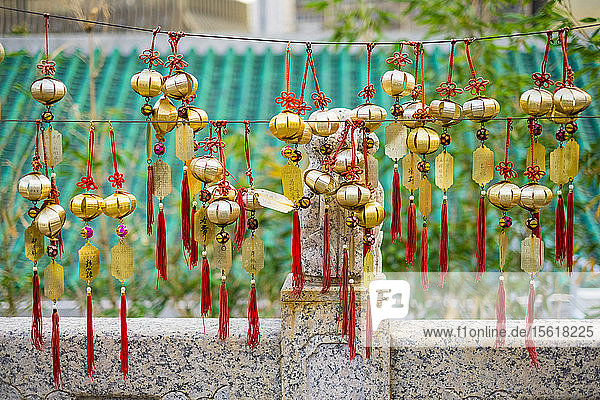 Segnende Windglocken  Gebetsglocken im Wong Tai Sin (Sik Sik Yuen) Tempel  Bezirk Wong Tai Sin  Kowloon  Hongkong  China