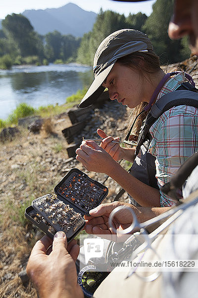 Zwei Menschen bereiten den Köder für das Fliegenfischen am Big Wood River in der Nähe von Ketchum Idaho vor