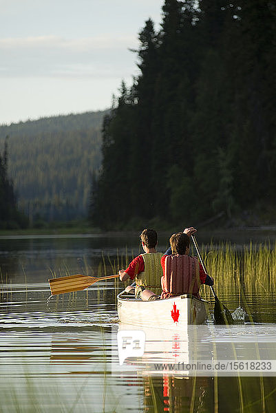 Pfadfinder beim Kanufahren auf der Bowron Lakes-Strecke. Bowron Lakes Provincial Park. Quesnel  Britisch-Kolumbien