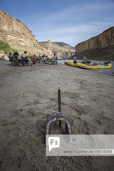 Hufeisen liegen auf Sand mit Menschen  die am Flussufer des Green River im Hintergrund zelten  Utah  USA