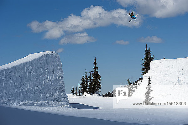 Ein Snowboarder überwindet einen Gap Jump in British Columbia.
