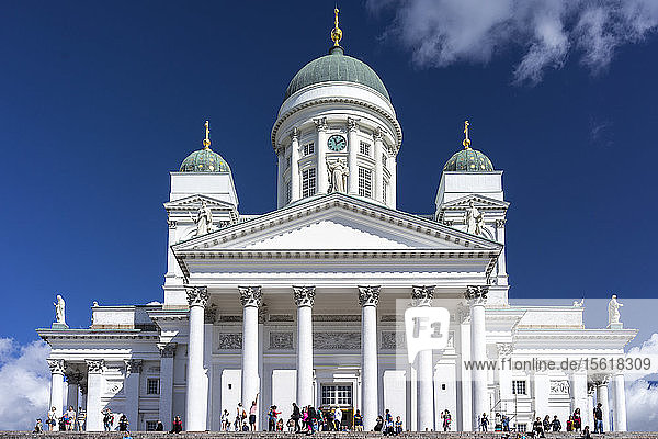 Touristen besuchen die Kathedrale von Helsinki auf dem Senatsplatz in Finnland