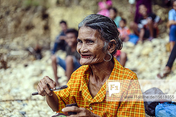 Porträt einer älteren Frau  die eine Betelnuss isst  Insel Sumba  Indonesien