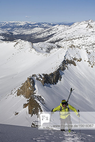 Person Wandern auf verschneiten Region in Lake Tahoe  Kalifornien  verwenden