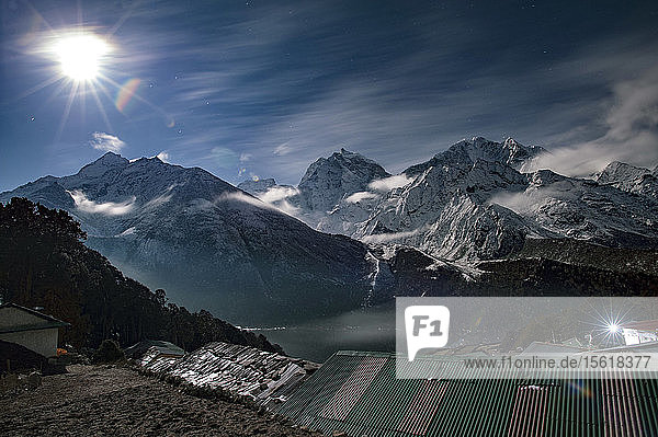 Sonnenschein über einem ländlichen Dorf und schneebedeckten Bergen  Solukhumbu  Nepal
