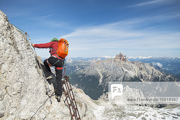 Mann beim Klettern am Klettersteig Ivano Dibona in den Dolomiten  Italien