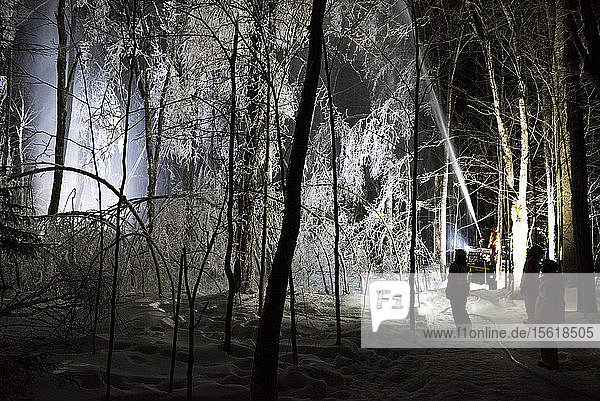 Ein Forscherteam stellt einen Eissturm während des Winters in den White Mountains von New Hampshire nach. Das Team untersucht die Auswirkungen von Eisstürmen auf Böden  Bäume  Vögel und Insekten.