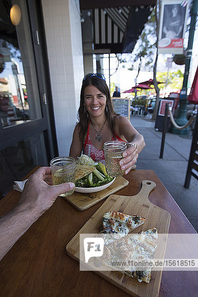 Eine Frau genießt ein frisches Mittagessen in San Diego's Little Italy. Kalifornien.