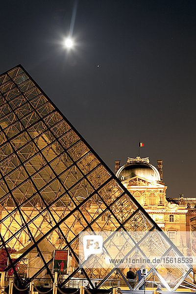Paris  Frankreich: Die Louvre-Pyramide bei Nacht und Vollmond.