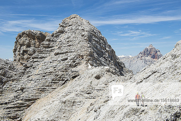 Ein Paar beim Wandern entlang eines Pfades auf dem Klettersteig Ivano Dibona