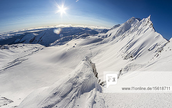Die Chilkat Range in Haines  Alaska  ist im Frühjahr ein Ziel für Skifahrer und Snowboarder  die mit dem Hubschrauber unterwegs sind.