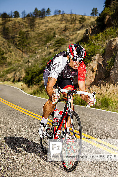 Walter Durrer  Radsportler des Team Rio  fährt mit seinem Fahrrad die Rist-Schlucht hinunter.