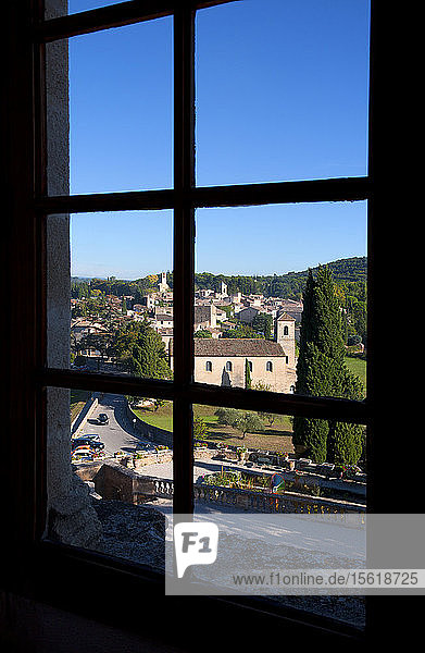Das Dorf Lourmarin von einem Fenster des Chateau de Lourmarin aus gesehen.