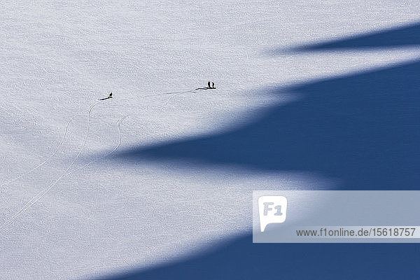 Die Profi-Snowboarder Robin Van Gyn  Marie France Roy und Helen Schettini recken nach einem Fun Run an einem sonnigen Tag in Haines  Alaska  begeistert die Hände in die Höhe.