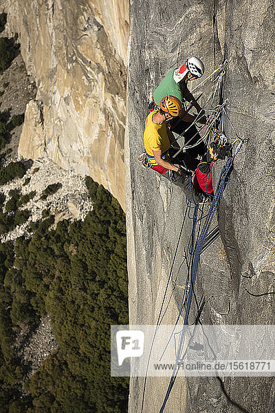 Zwei männliche Kletterer beim Seilklettern an der großen Wand namens El Capitan