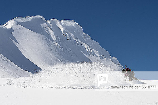 Mann beim Snowboarden in Rogers Pass  Kanada