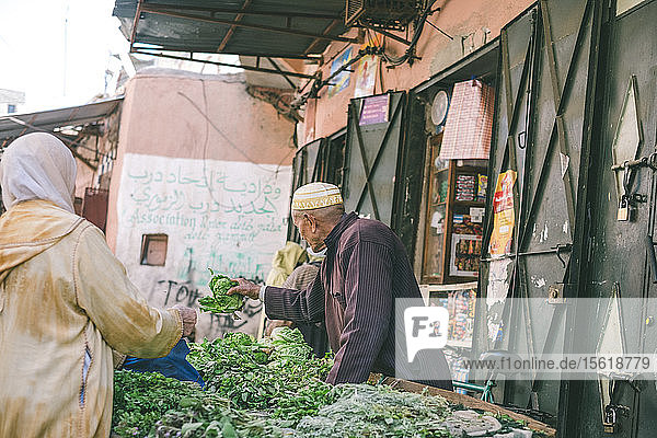 Straßenmarktszene in der Medina  Marrakesch  Marokko