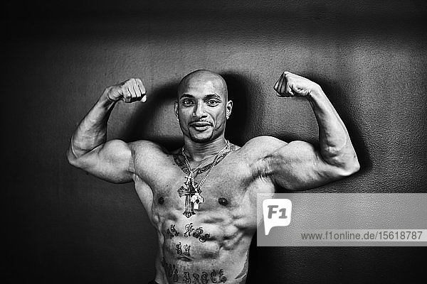 Schwarz-Weiß-Studio-Porträt eines Bodybuilders ohne Hemd  der seine Muskeln anspannt  Taunton  Massachusetts  USA