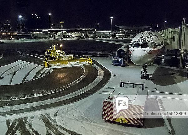 Ein Schneepflug beim Entfernen von Schnee von der Fahrbahn am internationalen Flughafen Logan in Boston