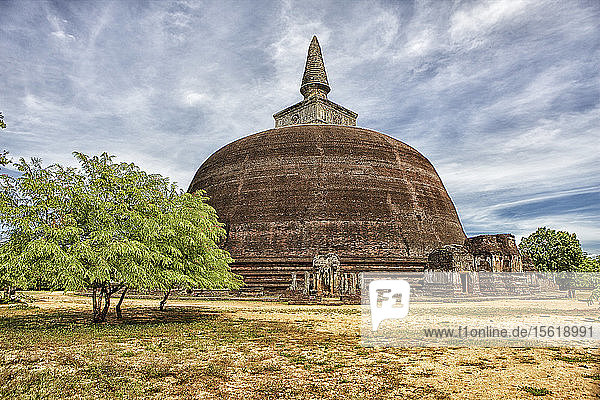 Sri Lanka  alte Stadt Polonnaruwa  Blick auf die Stupa Kiri Vehera aus dem 12.