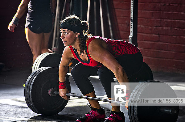 Eine Sportlerin bereitet sich in einem Crossfit-Fitnessstudio in San Diego  Kalifornien  auf einen Kreuzhebeversuch vor.
