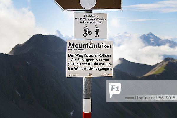 Nahaufnahme eines Hinweisschildes  das darauf hinweist  dass Mountainbiker auf dem Trail in der Schweiz Rücksicht aufeinander nehmen müssen