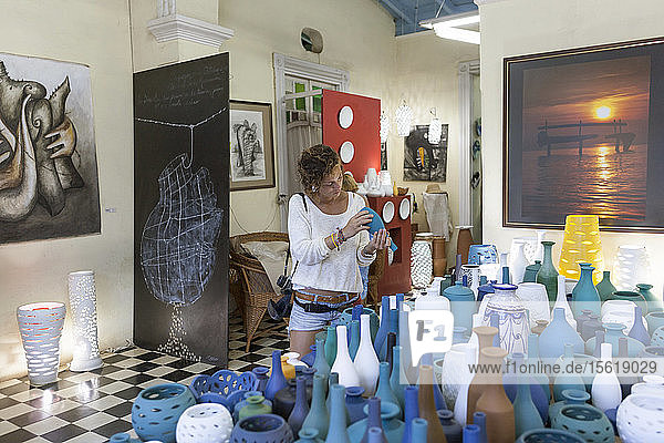 Mädchen beim Einkaufen in einem Kunsthandwerksgeschäft in Trinidad  Kuba