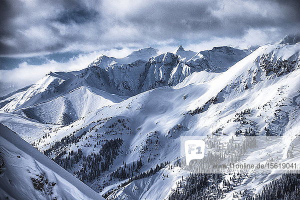 Der dramatische Blick auf die schneebedeckten Gipfel des Silverton Mountain in Colorado.