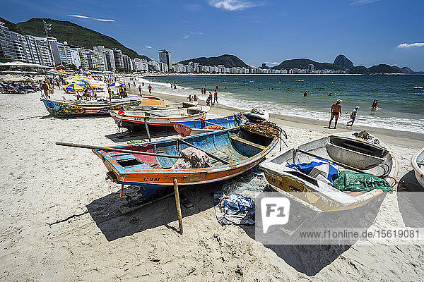 Fischerboote am Strand der Copacabana  Rio De Janeiro  Brasilien