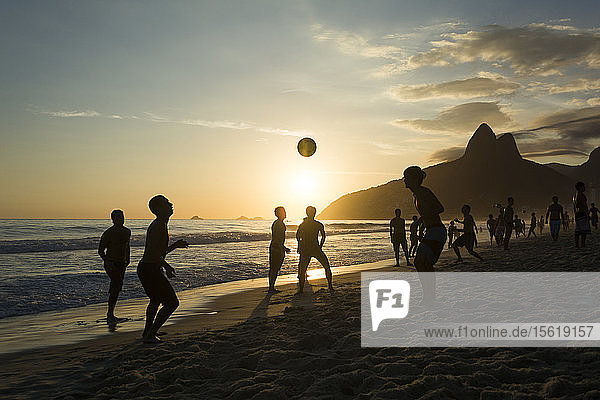 Einheimische spielen Fußball am Strand von Ipanema bei Sonnenuntergang  Rio de Janeiro  Brasilien