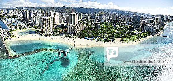 Ein Panoramablick aus dem Hubschrauber auf Waikikis schöne Küstenlinie