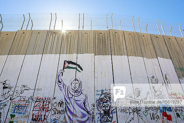 Mit Graffiti beschmierter Teil der israelischen Westbank-Sperrmauer  Bethlehem  Westjordanland  Palästina