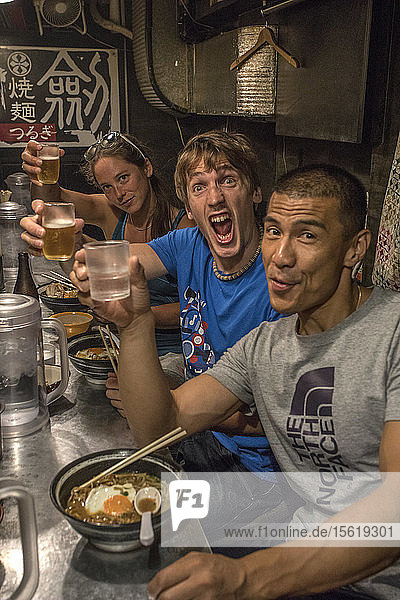 Gruppe von drei Touristen mit Getränken in einem Ramen-Laden  Tokio  Japan