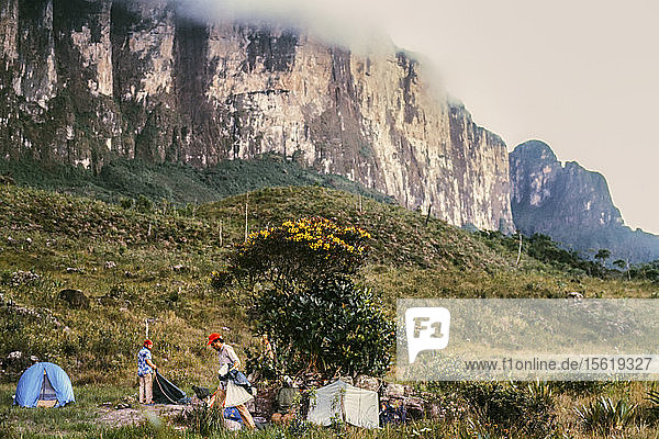 Wir brechen unser Lager unterhalb der steilen Klippen des Mt. Roriama ab. Die Tafelberge (auch Tepuis oder Tepuy genannt) im Hochland von Guayana in Südamerika  insbesondere in Venezuela und Westguayana  gehören zu den ältesten geologischen Formationen der Erde und sind über zwei Milliarden Jahre alt. Das Ergebnis ist die atemberaubende Landschaft des Mount Rariama.