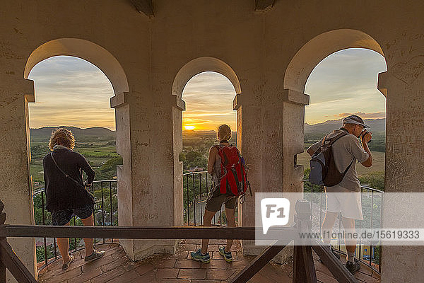 Drei Touristen genießen die Aussicht auf das Valle do los Ingenios vom Aussichtsturm