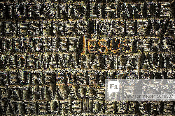Religiöse Typografie auf einer Metalltür in Barcelona  Spanien.