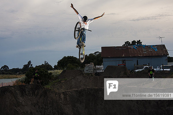 Ryan Howard pulls a 'Tuck No Hander' at the Post Office Jumps. Aptos CA. April 30th 2009