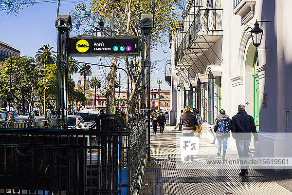 Eingang zur U-Bahn Subte und Fußgänger auf der Straße in Buenos Aires  Argentinien