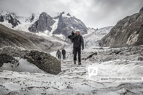 Jedes Jahr nehmen sich Bürgervereine wie der Club Alpin Francais oder die Mountain Riders Zeit  um die Abfälle zu beseitigen  die nach der Schneeschmelze auf dem Gletscher des Mer de Glace (Eismeer) in den französischen Alpen zurückbleiben.