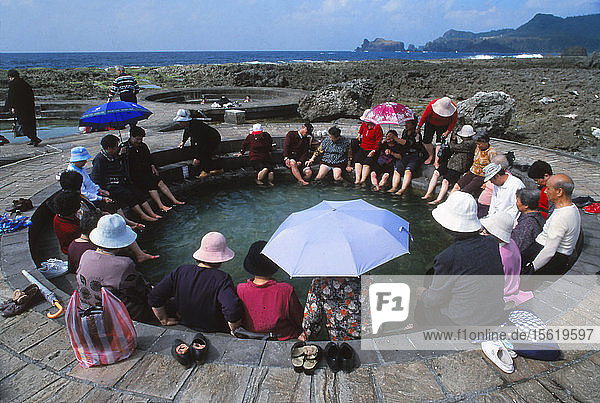 Menschen genießen die heißen Salzwasserquellen an einem sonnigen Tag  Lu Tao  Insel Lu Tao  Taiwan